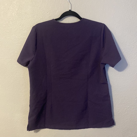 Figs Purple Top Size Medium - Picture 3 of 3